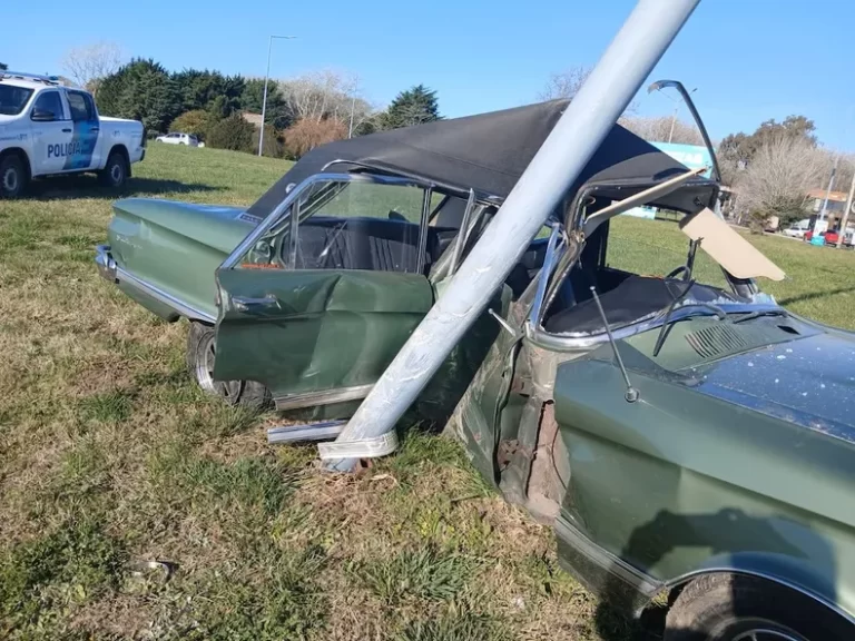 Un golpe duro para un coleccionista: Accidente en la Ruta Provincial 11 destruye un Falcon Futura 1972