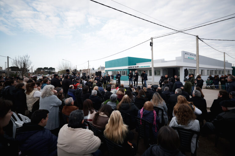Kicillof inauguró un nuevo centro de salud en Pehuajó y entregó patrulleros y una ambulancia