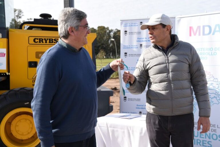 Carlos Casares: El ministro Javier Rodríguez entregó maquinaria para mejorar caminos rurales