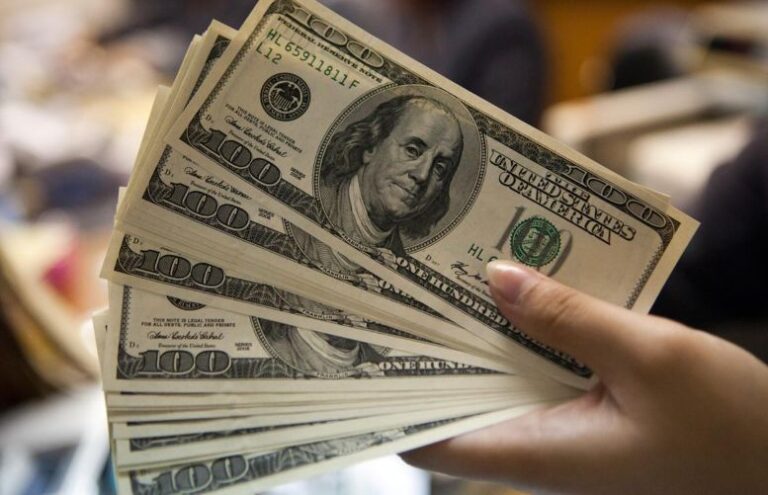 La compra de dólares vuelve a ser récord en Argentina