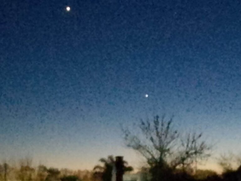 Luces misteriosas en el cielo sorprenden al amanecer en las cercanías de Fauzón