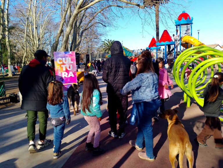 Tarde mágica en el Parque San Martín: familias y niños celebraron con juegos, música y alegría