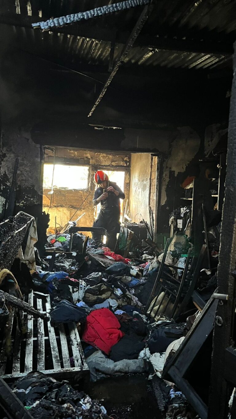 Incendio en vivienda de adultos mayores: pérdida total de una habitación y asistencia inmediata del Gobierno Municipal