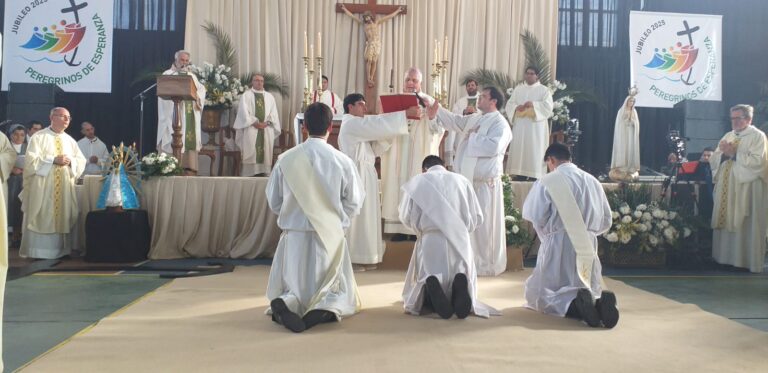 Tres nuevos sacerdotes y una comunidad en pie: Nueve de Julio celebró el Jubileo Diocesano con más de mil fieles