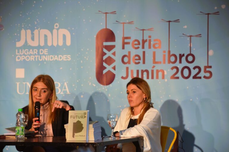 Palacios participó en Junín de la presentación de “Futura Buenos Aires”, el nuevo libro de Danya Tavela