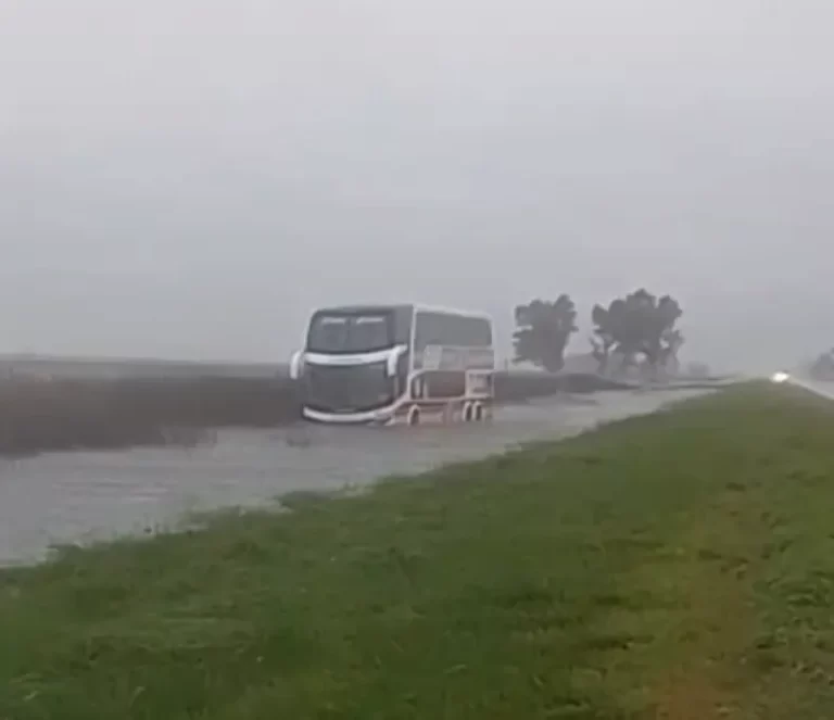 Un micro quedó varado en una zanja de la Ruta 5 por la tormenta