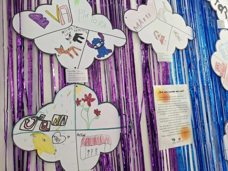 Mes de las Infancias: se inaugura la muestra “¿Qué ves cuando me ves?” en la Terminal de Ómnibus