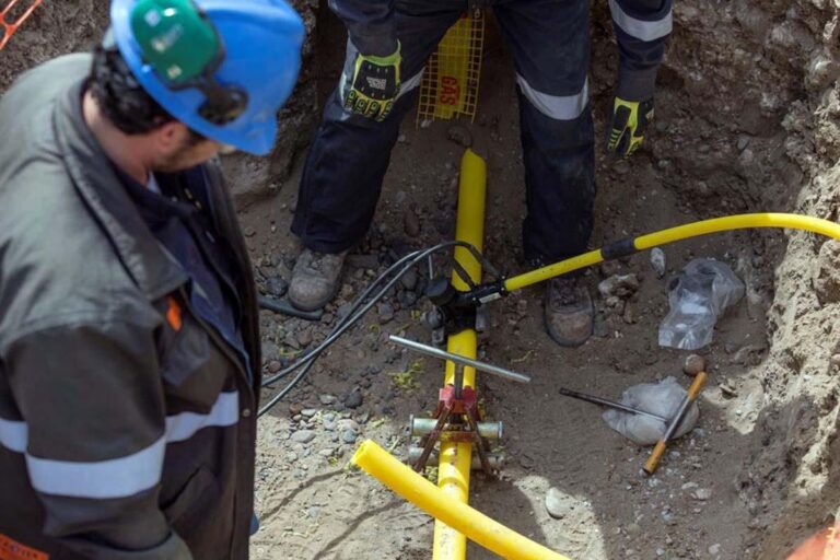 Camuzzi inicia una obra clave de renovación de red de gas en Bragado con una inversión de $4.190 millones