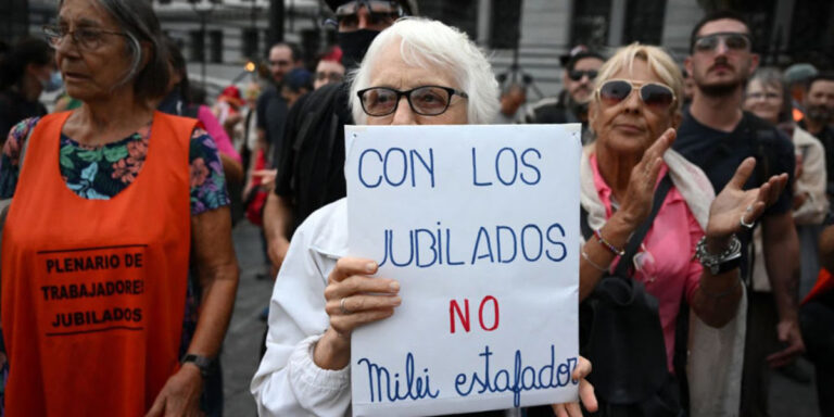 Los jubilados pierden $468.000 millones mensuales por el veto de Milei al aumento de haberes y bono