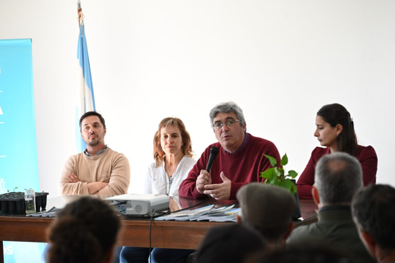 Javier Rodríguez en Mercedes: “Mientras Milei desfinancia la ciencia, en la Provincia seguimos invirtiendo en el agro”