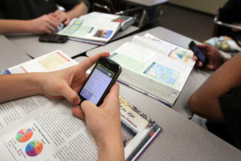 La Legislatura bonaerense limita el uso de celulares en escuelas primarias