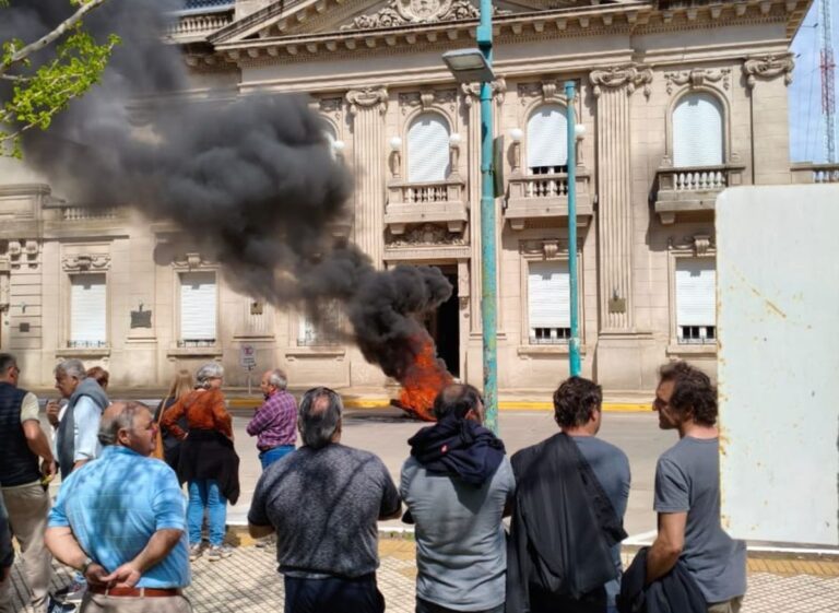 Productores protestaron frente a la Municipalidad nuevejuliense y quemaron cubiertas: exigían obras urgentes por caminos anegados