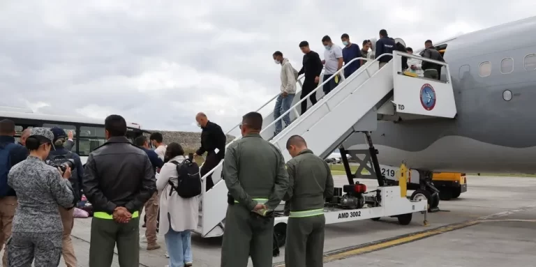 Llegaron los diez argentinos deportados de Estados Unidos