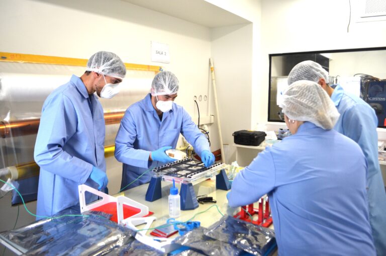La Facultad de Ingeniería de La Plata presentó el satélite Atenea que sobrevolará la Luna