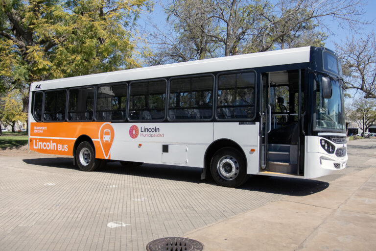 Educación en movimiento: Lincoln incorporó dos nuevos colectivos escolares 0km