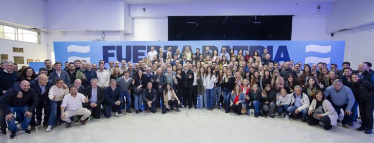 Kicillof encabezó un encuentro con candidatos, intendentes y dirigentes de Fuerza Patria