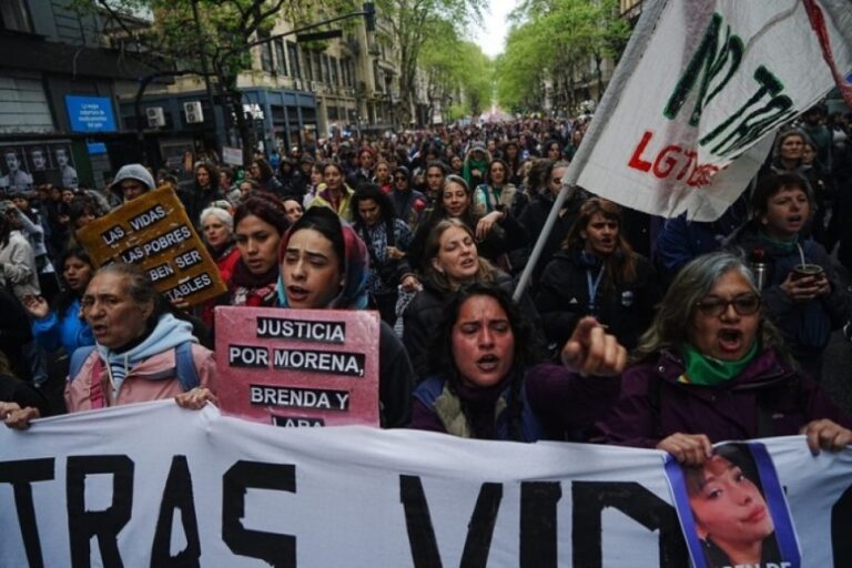 Masiva marcha al Congreso para pedir justicia por las tres jóvenes asesinadas
