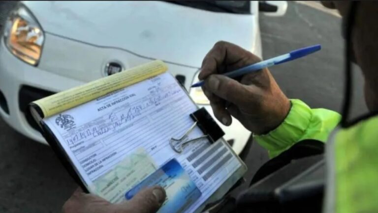 Suben las multas de tránsito en provincia: manejar sin VTV o cruzar en rojo puede costar más de $1.600.000