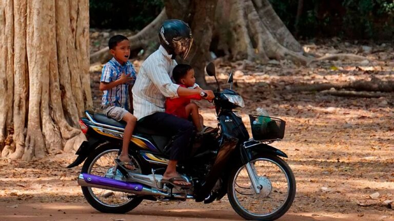 Niños en riesgo en motos y sin casco: el 82% no los usa