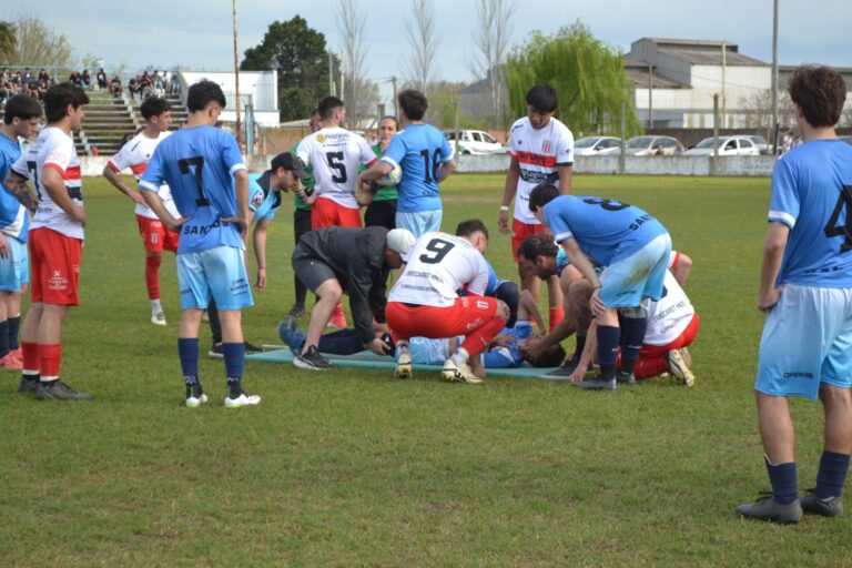 Preocupación en un amistoso: un jugador de San Martín fue trasladado al hospital tras un fuerte golpe