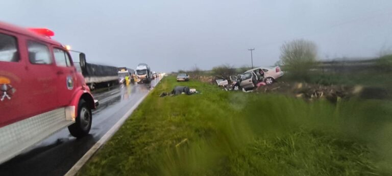Accidente fatal en Ruta Nacional 5: dos camiones y dos automóviles involucrados, un fallecido y un menor en estado crítico