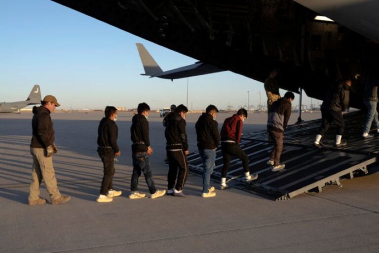 Llega un vuelo con argentinos deportados de los EE.UU.