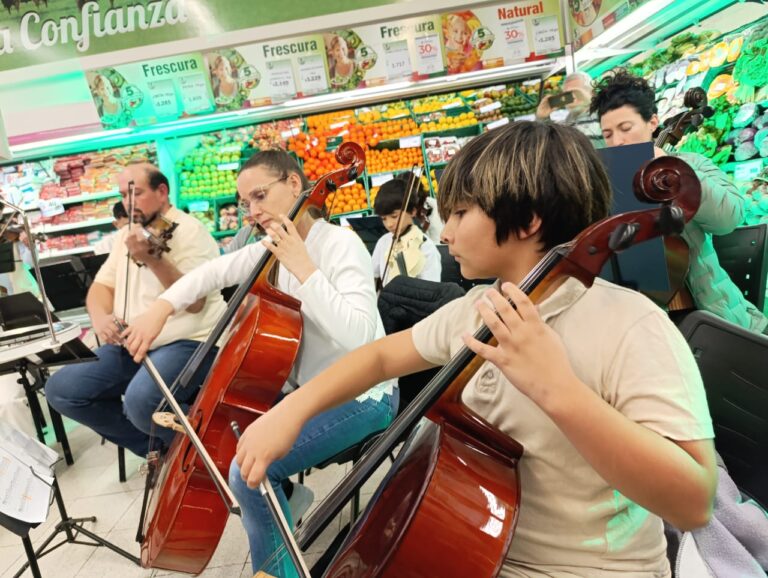 La Orquesta de Nueve de Julio realizó un ensayo abierto en un centro de compras