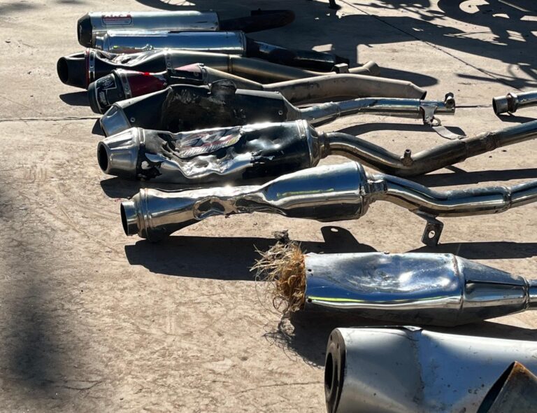 Destrucción de más de 20 caños de escape de motos secuestradas
