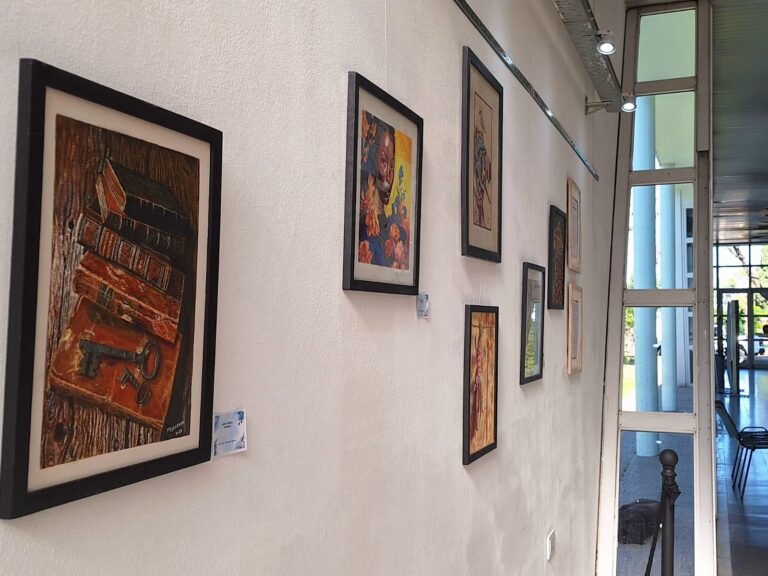El arte hecho tinta: María Teresa Stornini expone “Todo bolígrafo” en la Terminal de Ómnibus Jesús Blanco