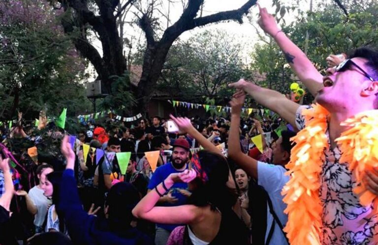 Gratitud a una fiesta estudiantil en comunidad familiar