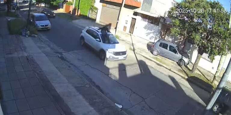 La ANSV pidió la suspensión de una conductora que arrastró a un hombre por su capot en Hurlingham