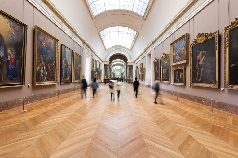 Robo en el Louvre: vaciaron la sala de las joyas de la Corona y escaparon en moto