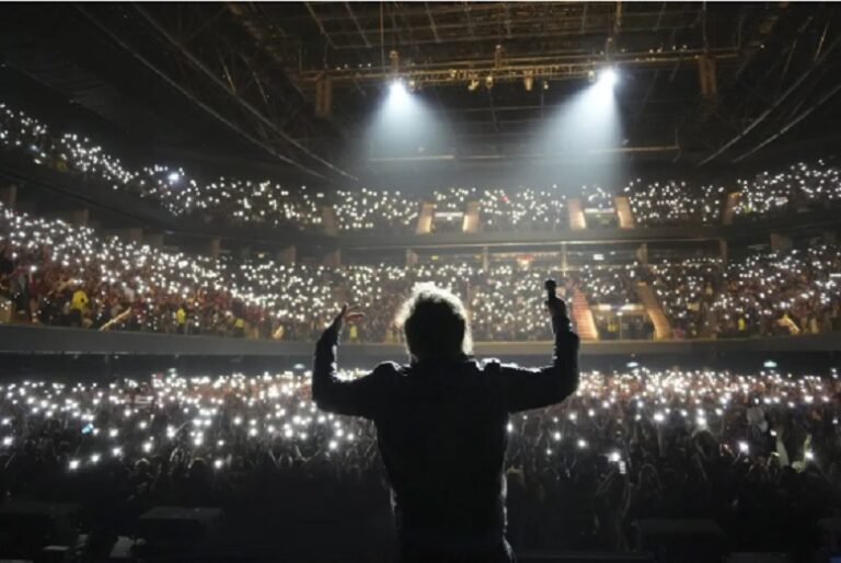 Milei presentó su libro con show de rock, críticas al kirchnerismo y apoyo a Israel