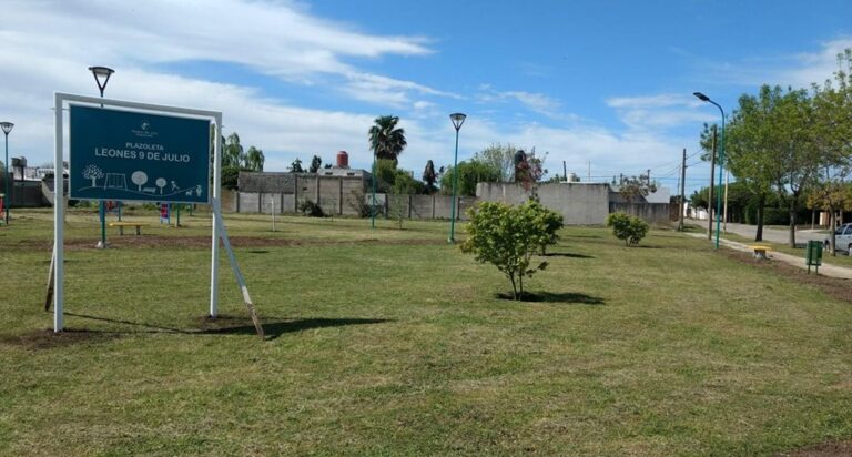 El Club de Leones embellece la plazoleta que cuida como espacio público