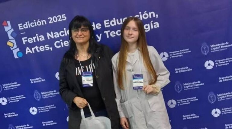 Joven nuevejuiense en la Feria Nacional de Educación, Artes, Ciencias y Tecnología en Posadas