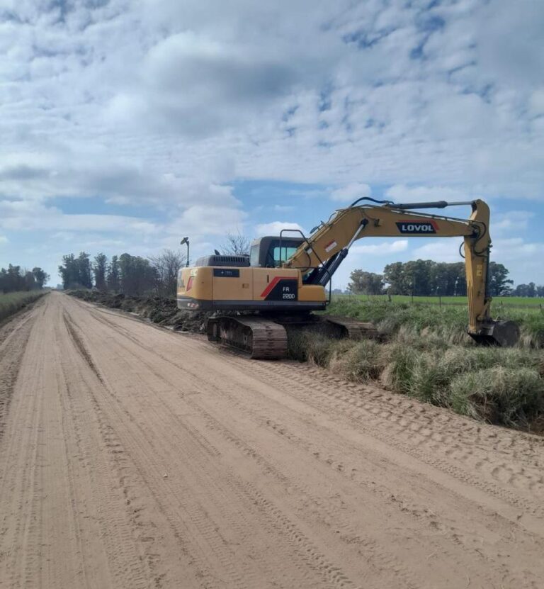 Avanza la reconstrucción de caminos y canales en el distrito