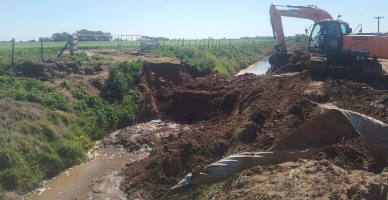 Continúan los trabajos en caminos y canales del distrito