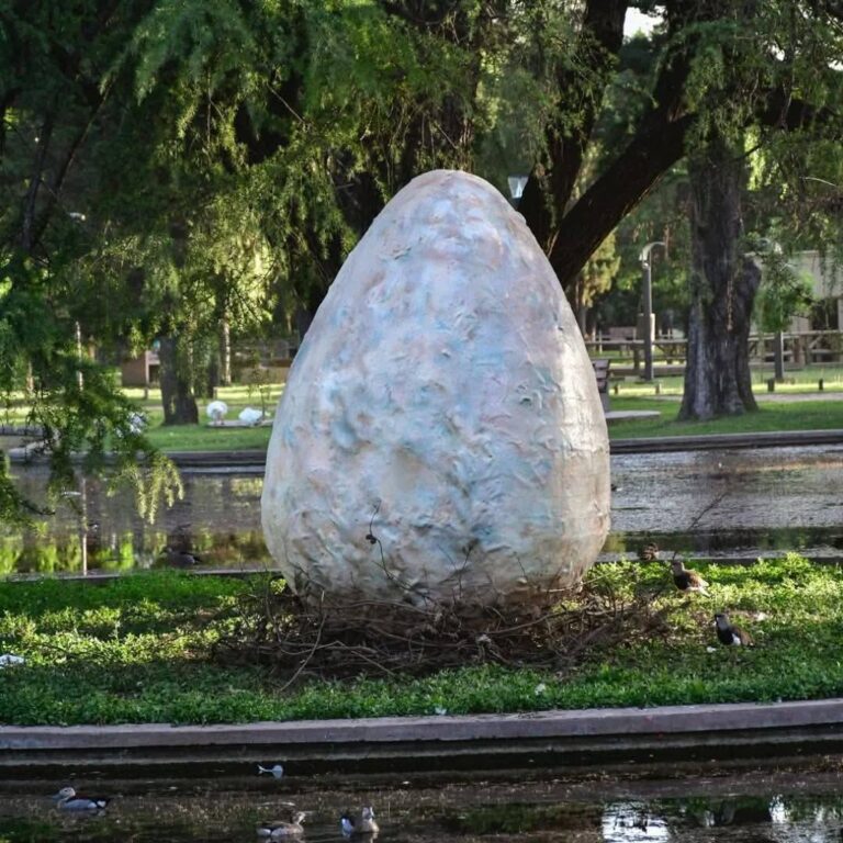 Intriga en Lincoln: un misterioso huevo gigante aparece en el Parque Municipal y desconcierta a toda la ciudad