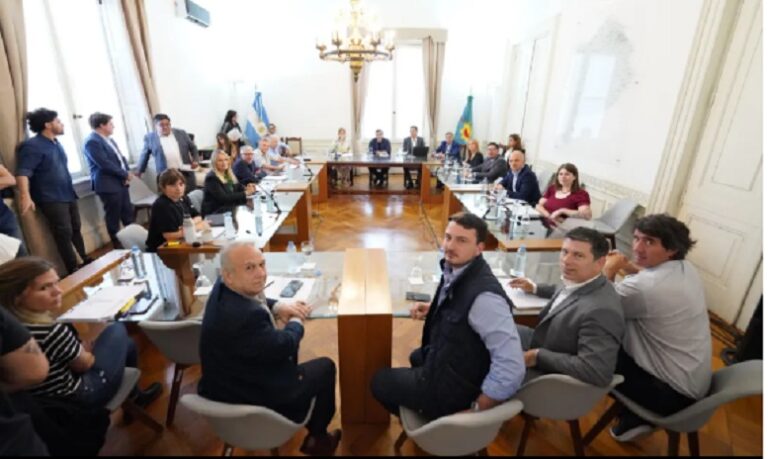 La Comisión de Presupuesto de Diputados aprobó el proyecto del Presupuesto 2026, pero pospuso la discusión sobre el endeudamiento