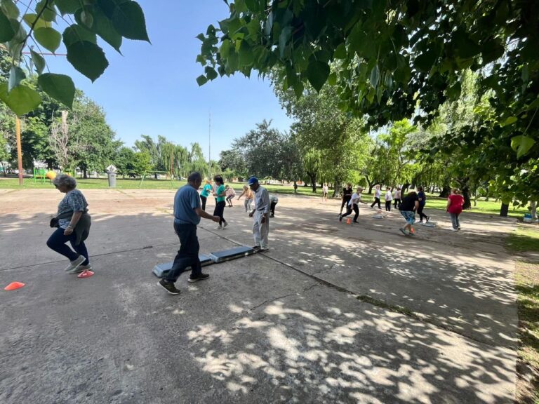 El programa aeróbico para adultos mayores en el playón municipal suma participantes