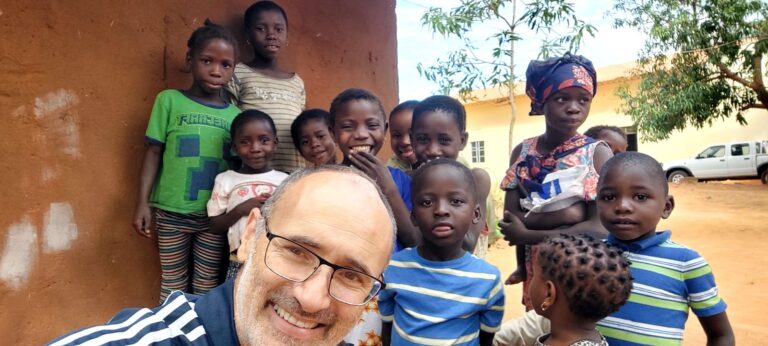 El padre Guillermo Gómez lleva esperanza y a Jesús a Mozambique desde la Diócesis de Nueve de Julio