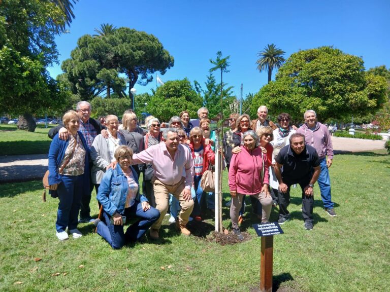Egresados de la Promo ’70 plantaron un Jacarandá en la Plaza Belgrano para conmemorar 55 Años de su Egreso
