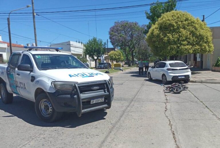 Colisión entre un automóvil y una motocicleta dejó una mujer hospitalizada