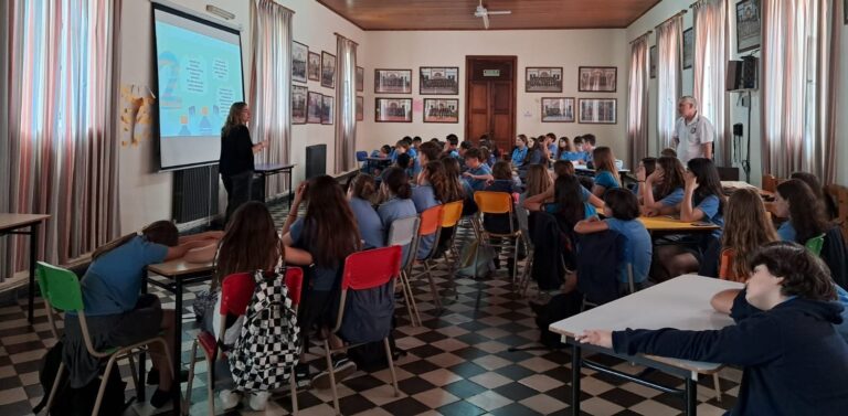María Angélica Merlino brindó una charla sobre separación de residuos en el Colegio Marianista San Agustín