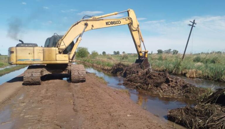 Continúan los trabajos en caminos y canales del distrito