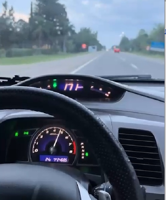 Inhabilitan a un conductor tucumano que se filmaba a más de 170 km/h llevando a su hijo sin protección