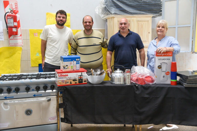 La Provincia entregó equipamiento a 36 escuelas para fortalecer el Servicio Alimentario Escolar