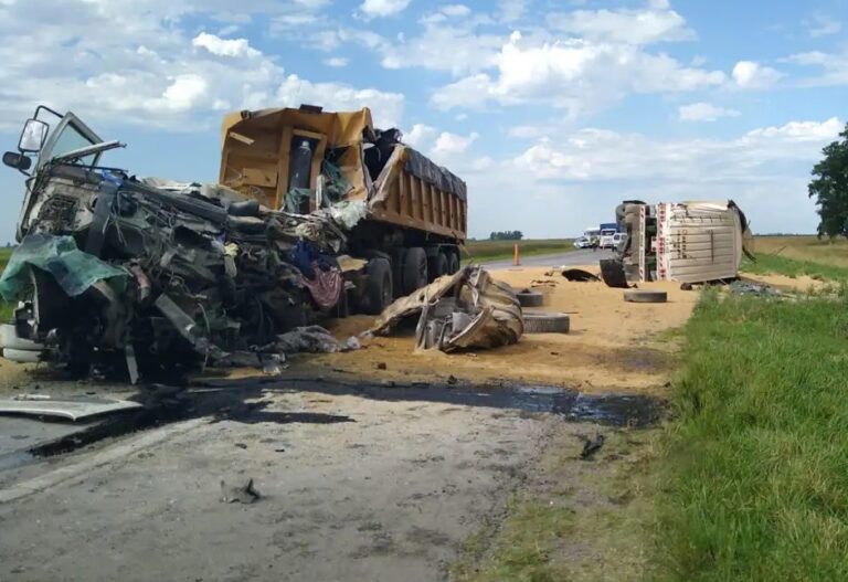Tragedia en la Ruta 3: un muerto tras el choque de tres camiones en Las Flores