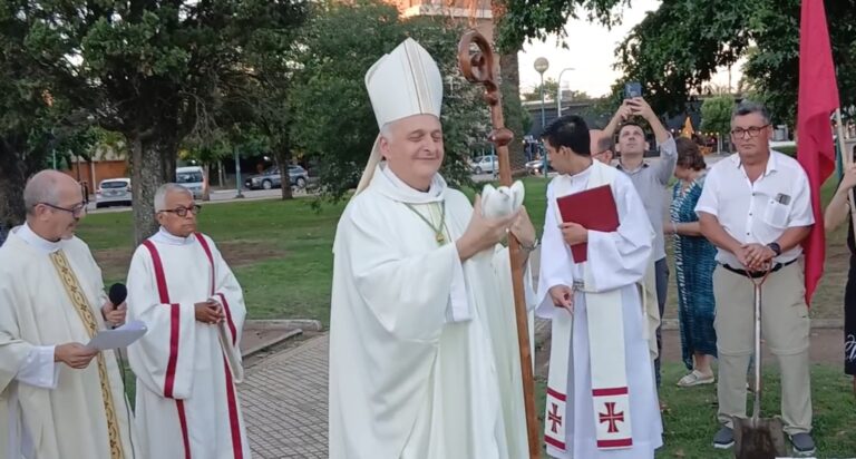 Plaza Belgrano: se plantó un olivo y se soltaron palomas como símbolos de Paz y Esperanza