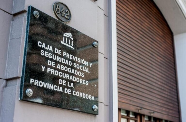 Jubilados de la Caja de Abogados bonaerense en crisis: la obra social se lleva casi todo lo que cobran